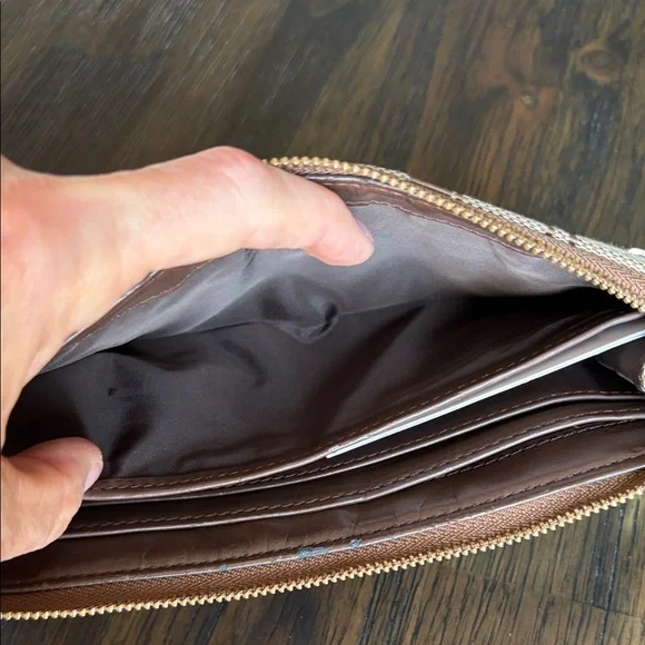 Coach Signature strip Zippy Wallet/Wristlet NEVER USED! - Picture 4 of 14